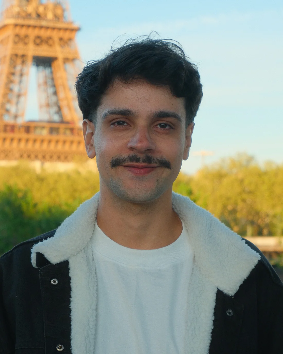 Felipe Risallah sorrindo em Paris
